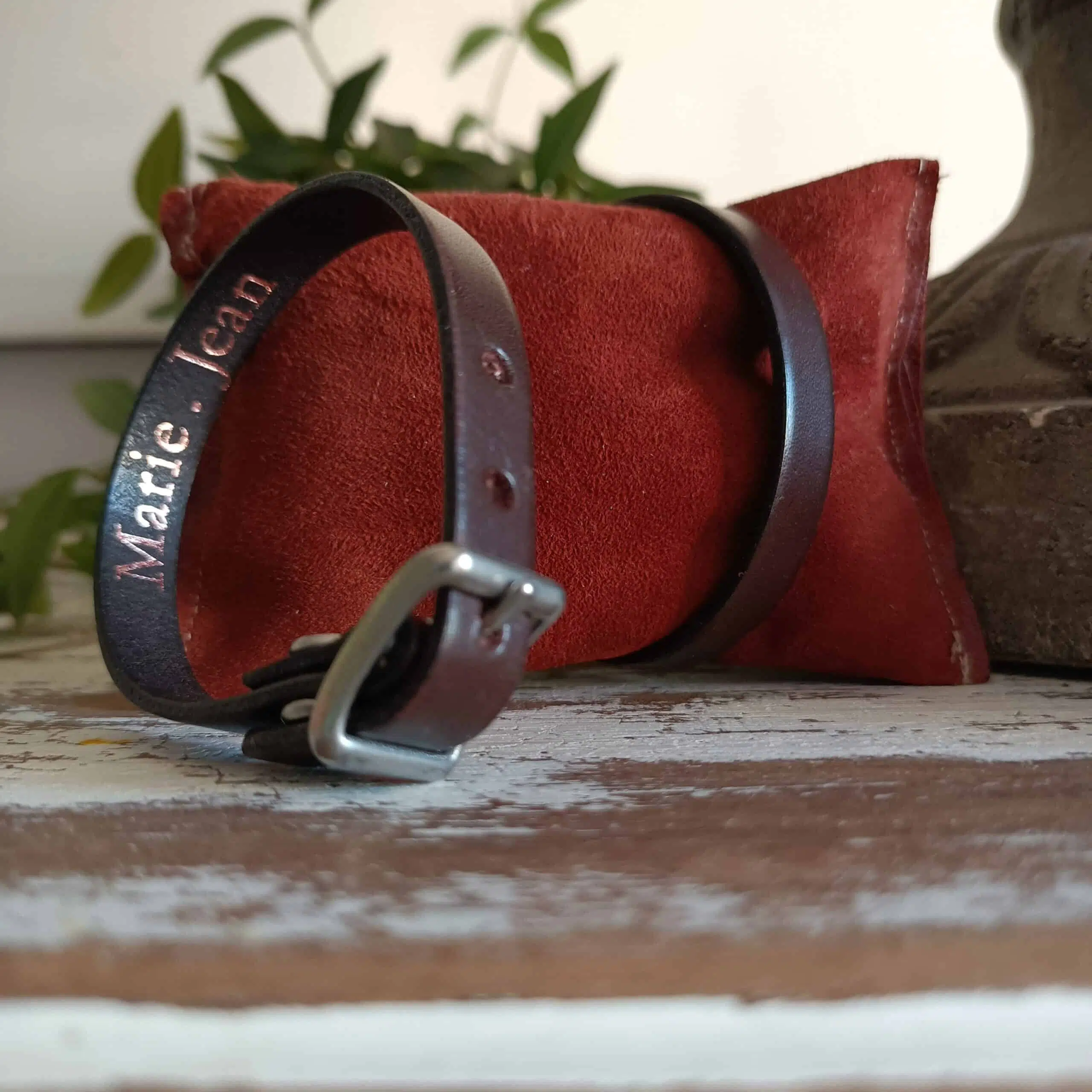 Une lanière de cuir pour la confection de ceintures et de bracelets