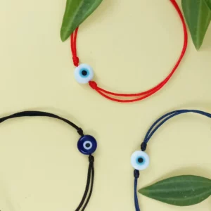 Trois bracelets mauvais œil : perles nazar sur cordons rouge, noir et bleu marine