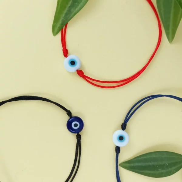 Trois bracelets mauvais œil : perles nazar sur cordons rouge, noir et bleu marine