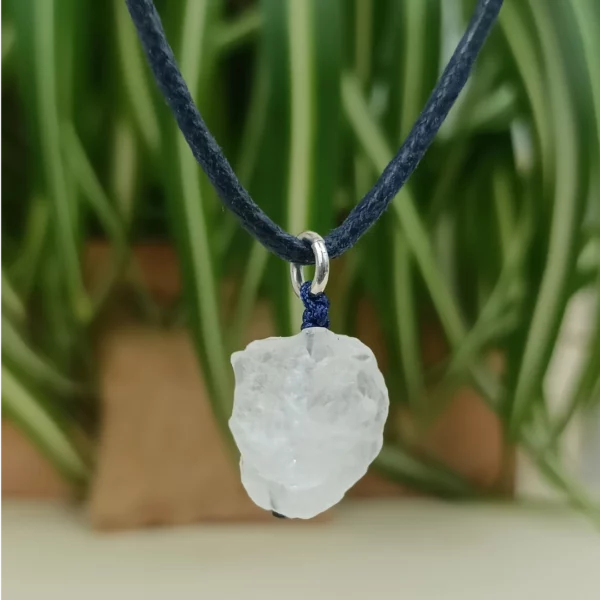 Collier homme pierre de quartz blanc brut, cordon coton bleu marine