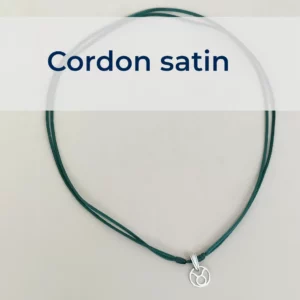 Collier signe du zodiaque avec bélière sur cordon satin vu de dessus
