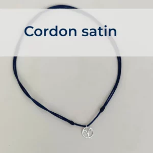 Collier zodiaque sur cordon satin vu de dessus